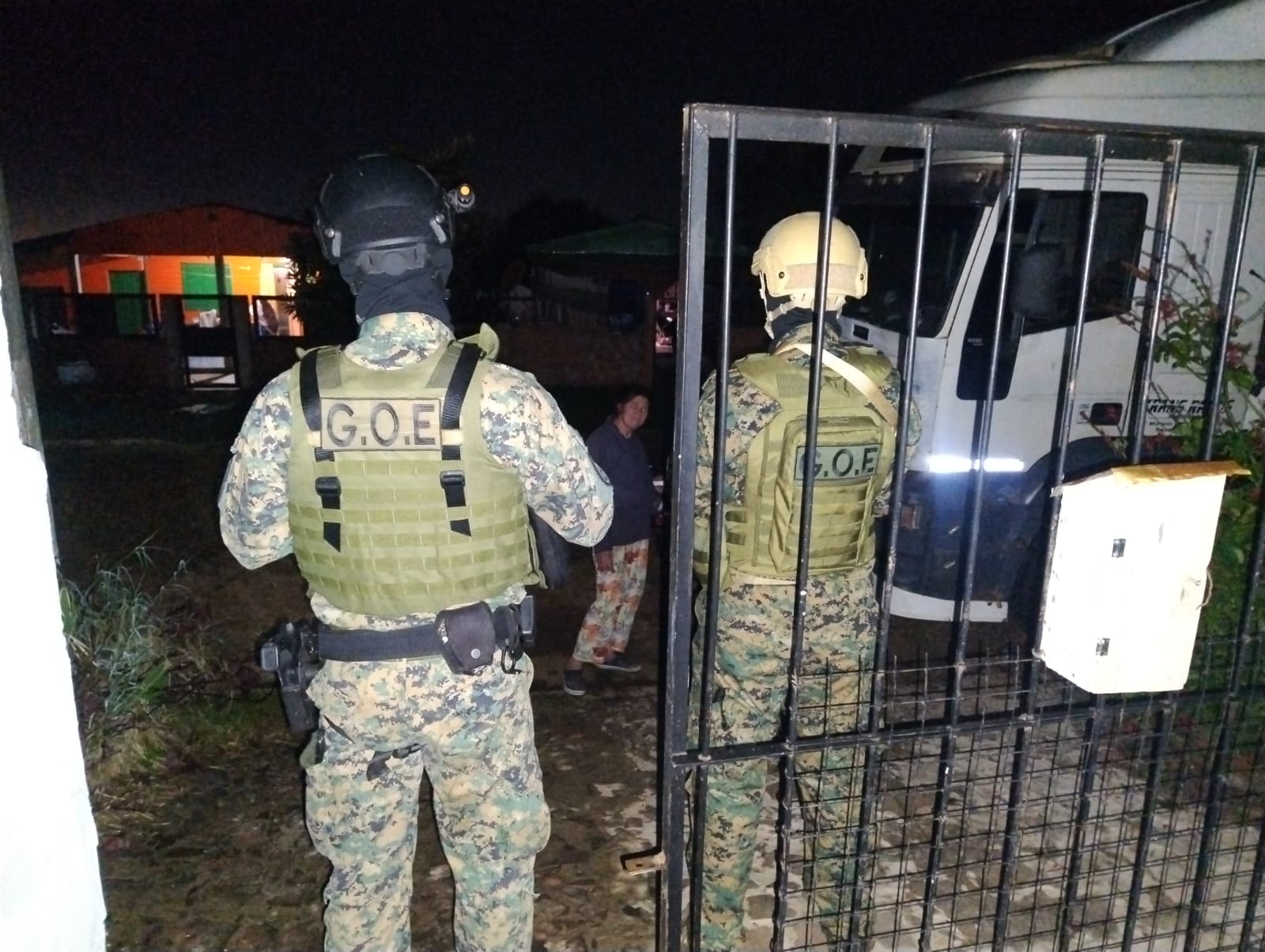 Allanaron una base de operaciones de una banda delictiva en Garupá: recuperaron un camión robado y secuestraron armas